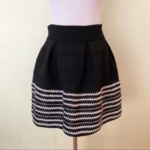 Black and White Puffy Pleated High Waisted Skirt with Pleather Detail Size Large